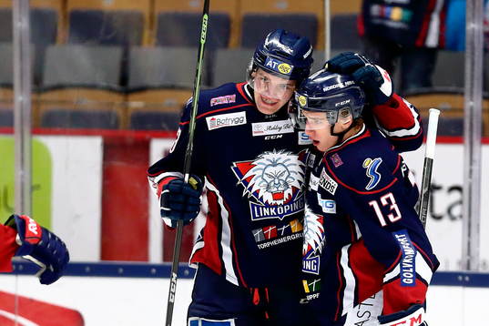 Linköpings Carl Dahlström och Jakub Vrana kramar om