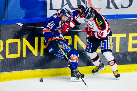 Kamp mellan Växjös Liam Reddox och Örebros Petr Zamorsky