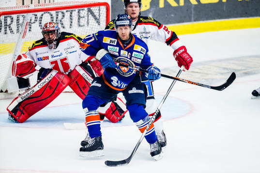 Växjös Tomi Kallio oroar framför Örebros målvakt