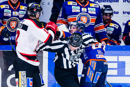 Gruff mellan Örebros Marko Anttila och Växjös Sebastian
