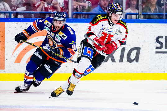 Örebros Petr Zamorsky jagas av Växjös Josh Hennessy