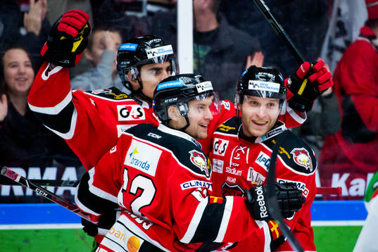 Malmö Redhawks Nils Andersson firas av Frederik Storm och