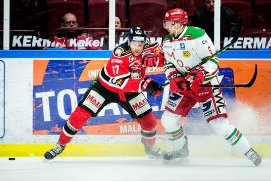 Malmö Redhawks Mathias Tjärnqvist i kamp om pucken med