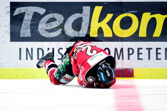 Malmö Redhawks Nils Andersson ligger skadad på isen