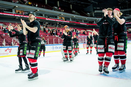 Spelarna firar segern med publiken
