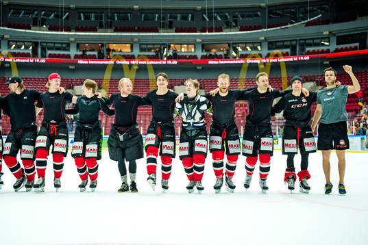 Malmö Redhawks spelar firar segern med klacken