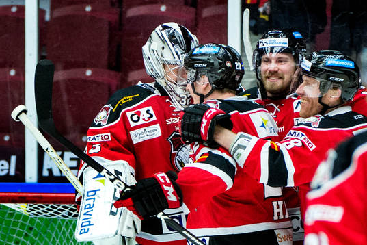 Malmö Redhawks Henrik Hetta kramar om målvakt Niko Hovinen