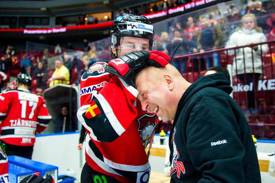 Malmö Redhawks Nicklas Jadeland firar segern i