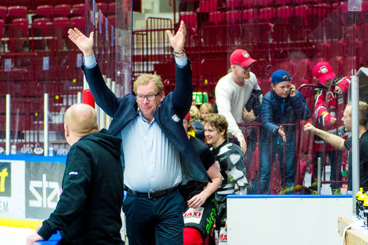 Malmö Redhawks sportchef Patrik Sylvegård jublar när han