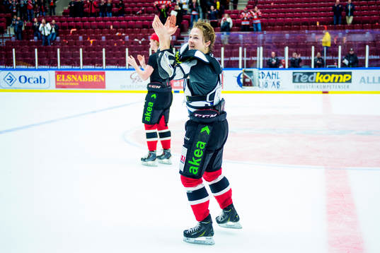 Malmö Redhawks Nicklas Jadeland firar med fansen