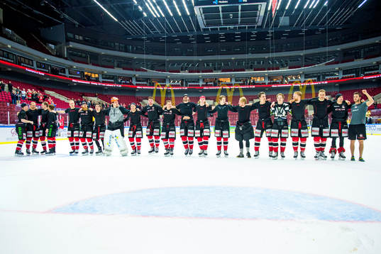 Malmö Redhawks spelare firar segern med klacken