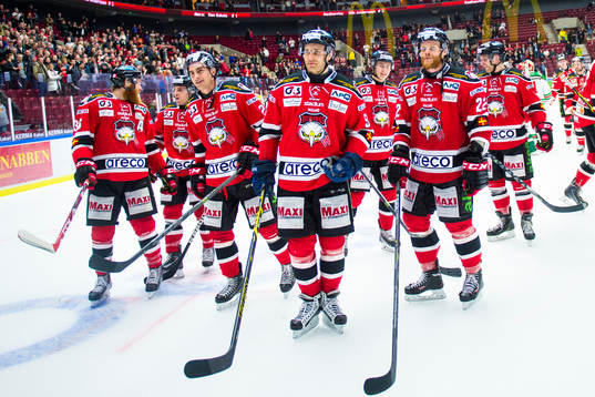Malmö Redhawks spelare firar segern med klacken