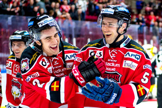 Malmö Redhawks Nils Andersson och Fabian Brunnström jublar