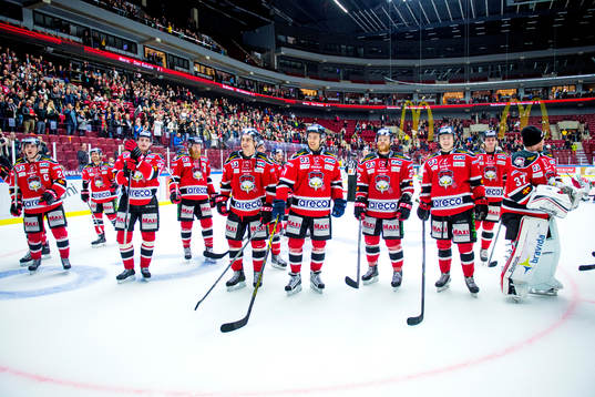 Malmö Redhawks spelare firar segern med klacken