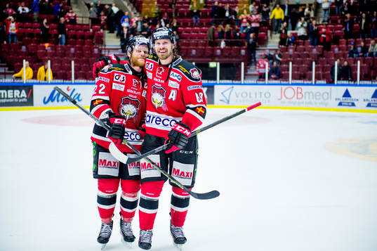 Malmö Redhawks Jeremias Augustin och Stefan Warg kramar om