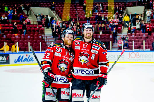 Malmö Redhawks Jeremias Augustin och Stefan Warg kramar om