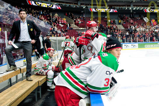 Moras tränare Jeremy Colliton och målvakt Jacob Johansson