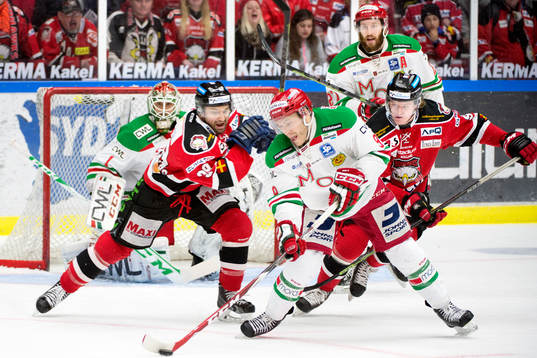 Moras Matthew Fornataro rensar framför Malmö Redhawks