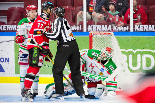 Malmö Redhawks Mathias Tjärnqvist hålls undan från