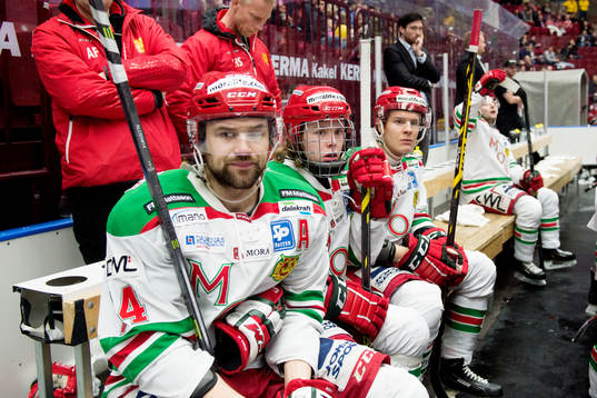 Moras spelare deppar på bänken