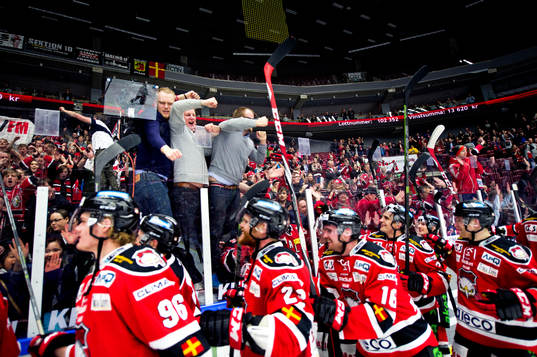 Malmö Redhawks spelare firar segern med publiken