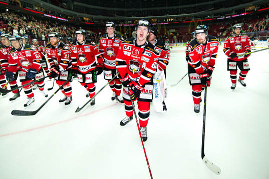 Malmö Redhawks spelare firar segern