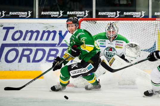 Björklövens Mark Hurtubise och Rögles målvakt Lars