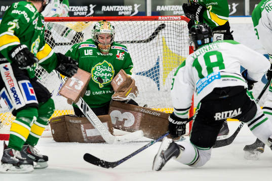 Björklövens målvakt Kevin Lindskoug räddar skott från