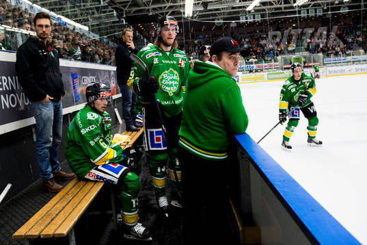 Björklövens Kim Karlsson och William Quist deppar i båset
