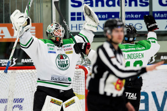 Rögles målvakt Lars Volden jublar