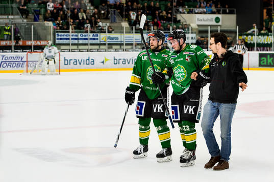 Björklövens Nicklas Johansson får hjälp av isen