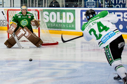 Rögles Peter LeBlanc testar skott mot Björklövens