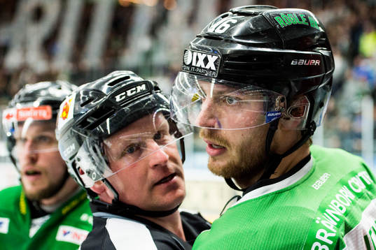 Rögles Christopher Liljewall och domare Roland Gille