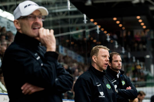 Björklövens tränare Patric Wener och i förgrunden