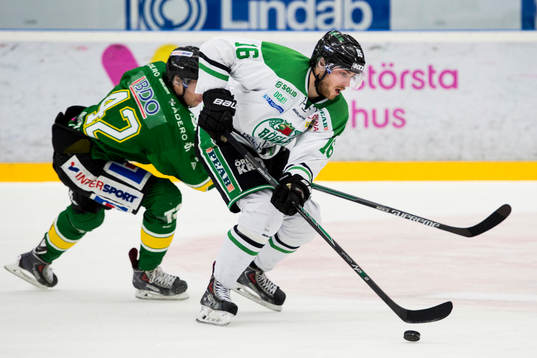 Rögles Christopher Liljewall tar sig förbi Björklövens