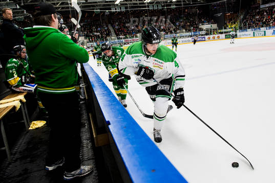 Rögles Alen Bibic med pucken vid sargen