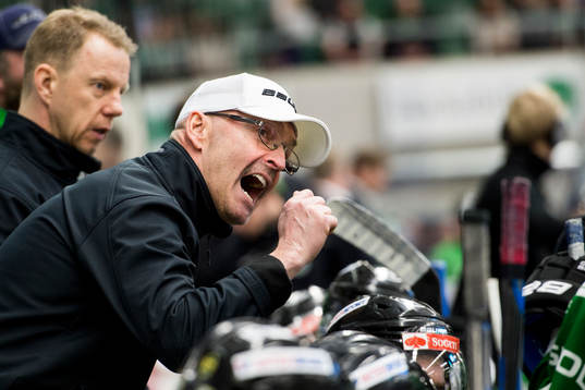 Björklövens tränare Mats Waltin och i bakgrunden