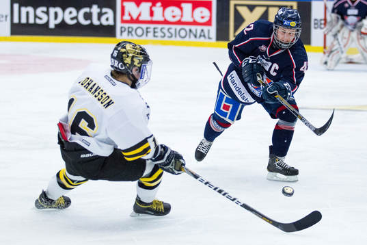 s Lisa Johansson blockerar en passning från LHC:s Jenni