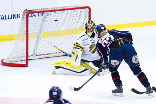 s Melinda Olsson gör 4-0 bakom AIK:s målvakt Minatsu