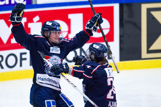s Melinda Olsson och Christa Alanko jublar
