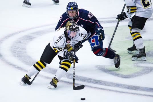 s Lisa Johansson tar sig förbi LHC:s Jenni Asserholt