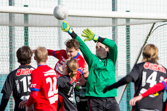 Kamp om bollen i Trollhättans straffområde, Trollhättans