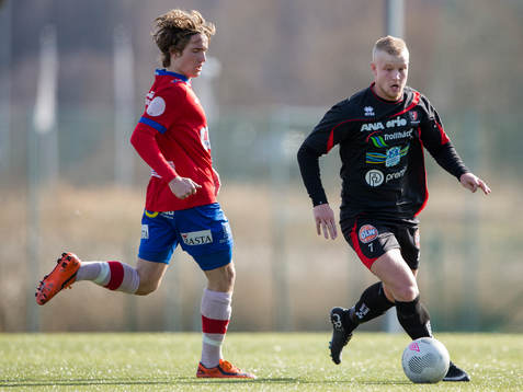 Trollhättans Jonathan Gustafsson före Örgrytes Jakob