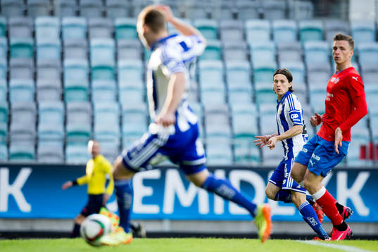 IFK Göteborgs Lasse Vibe spelar fram Gustav Engvall som