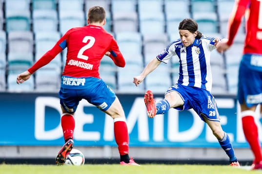 IFK Göteborgs Lasse Vibe skjuter ett skott bredvid