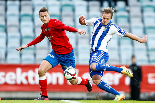 IFK Göteborgs Gustav Engvall testar skott