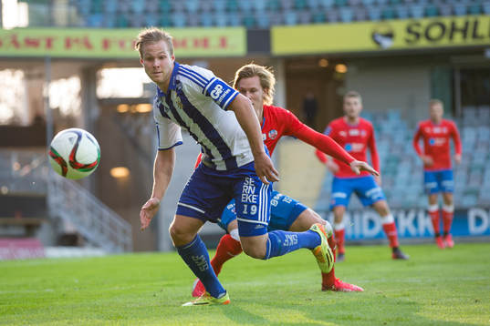IFK Göteborgs Gustav Engvall före Helsingborgs Emil Krafth