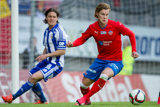 Helsingborgs Emil Krafth med bollen före IFK Göteborgs
