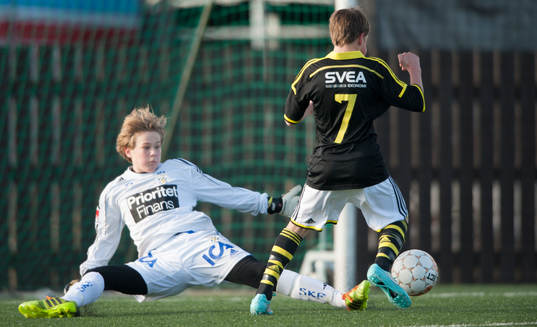 s Rasmus Mattsson fri med Göteborgs målvakt Nicolas
