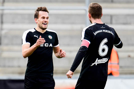 Örebros Hjörtur Logi Valgardsson jublar mot Robert Åhman